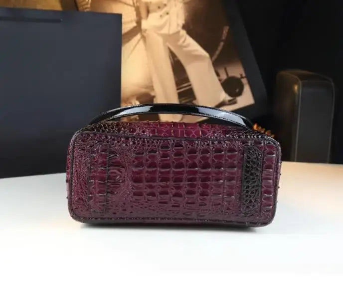 Alliez style et praticité avec ce somptueux sac à main en cuir véritable.
Son design chic au motif crocodile et ses finitions soignées en font un accessoire incontournable pour toutes les femmes modernes.