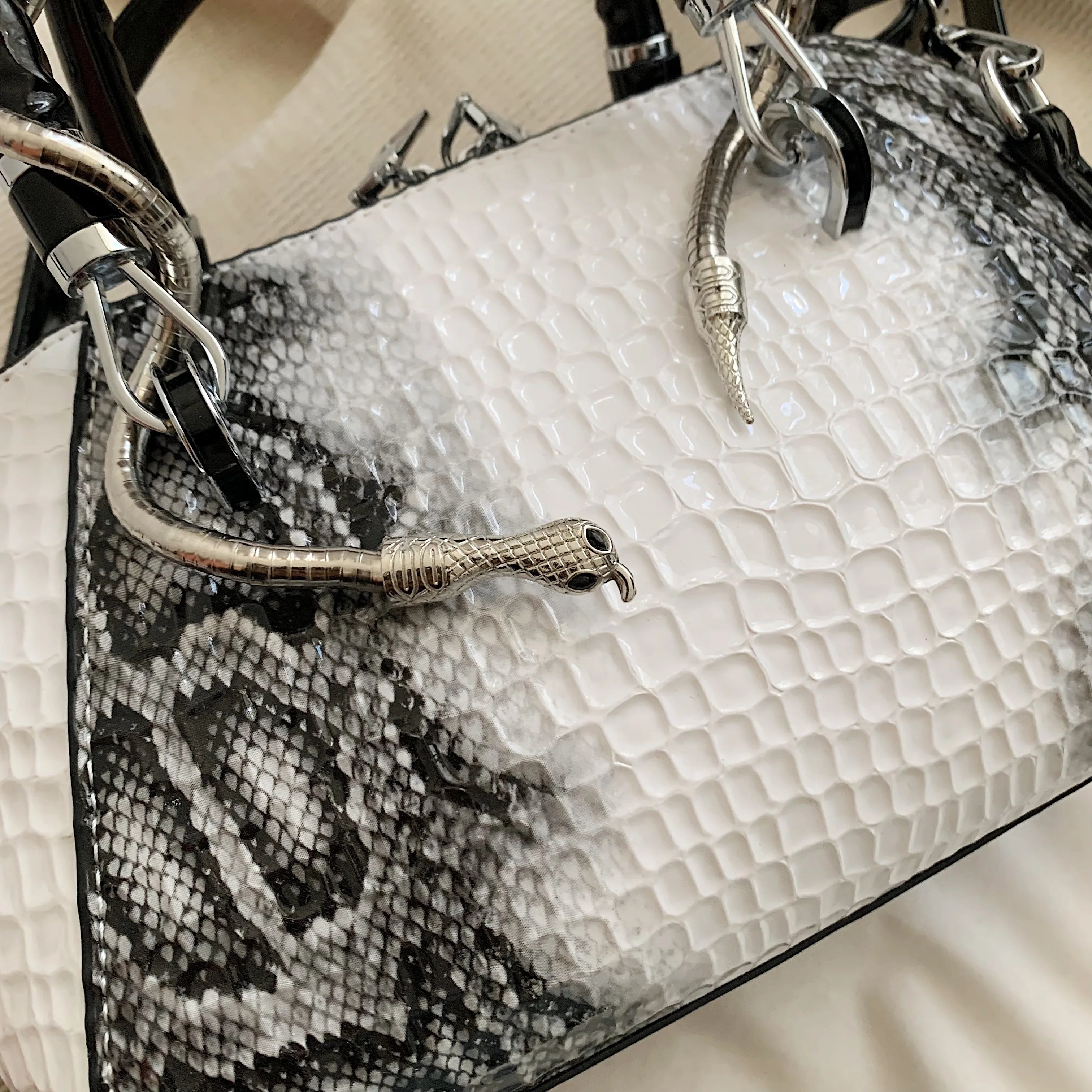 Sac à Main Femme Motif Crocodile – Modèle Luxe à Poignée Rigide | Détails Dorés Élégants Style Moderne Chic