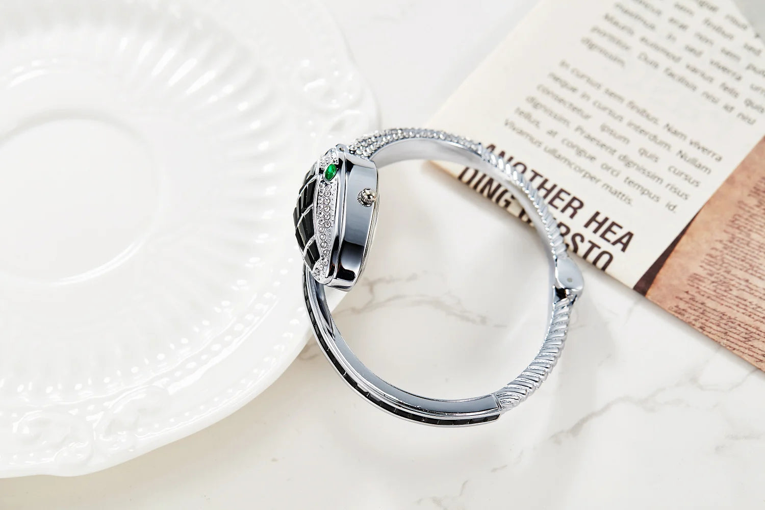 Montre bracelet “Émeraude Serpent” – Élégance audacieuse et design bijou luxueux