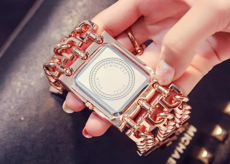 💎 Titre :

Montre bracelet dorée G&D – Élégance raffinée et design luxueux pour femme