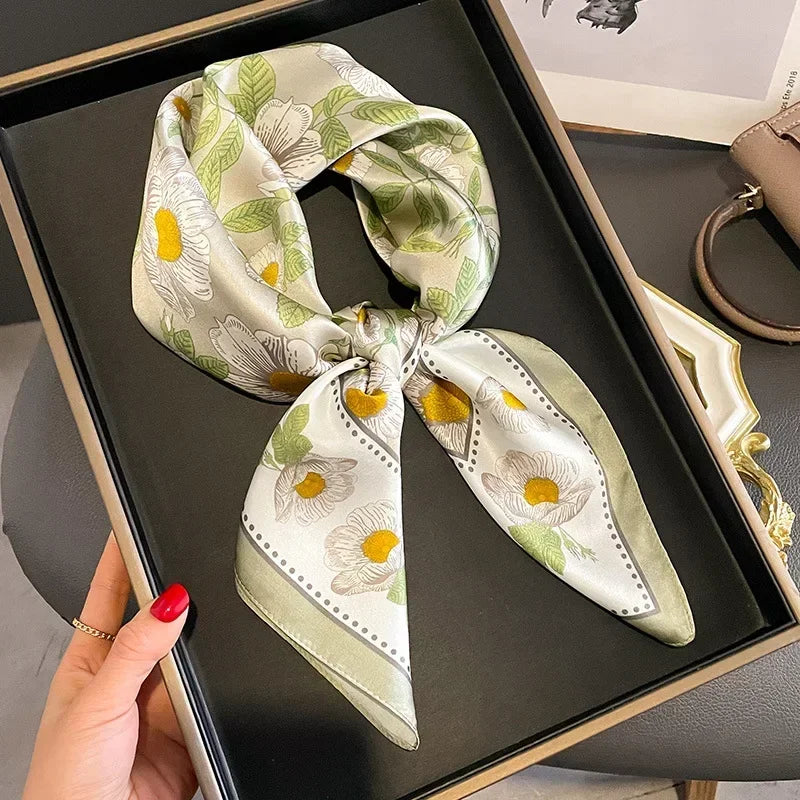 Foulard Carré Satiné Femme – Imprimé Élégant Style Soie | Accessoire Chic pour Cheveux, Cou ou Sac à Main