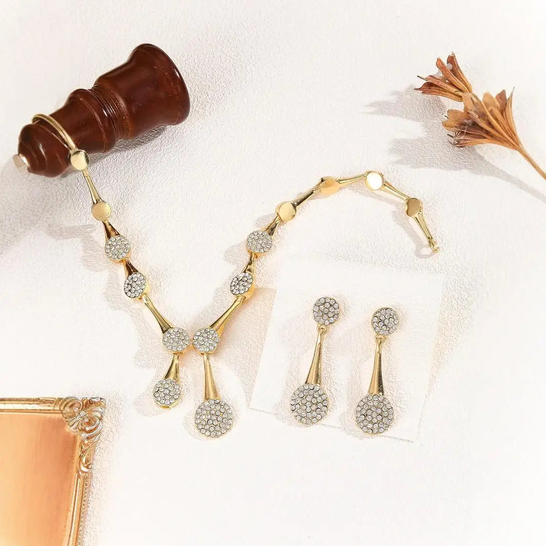 Parure Dorée Élégante – Collier et Boucles d’Oreilles Chic pour Mariage ou Soirée | Bijoux de Luxe Féminins et Raffinés