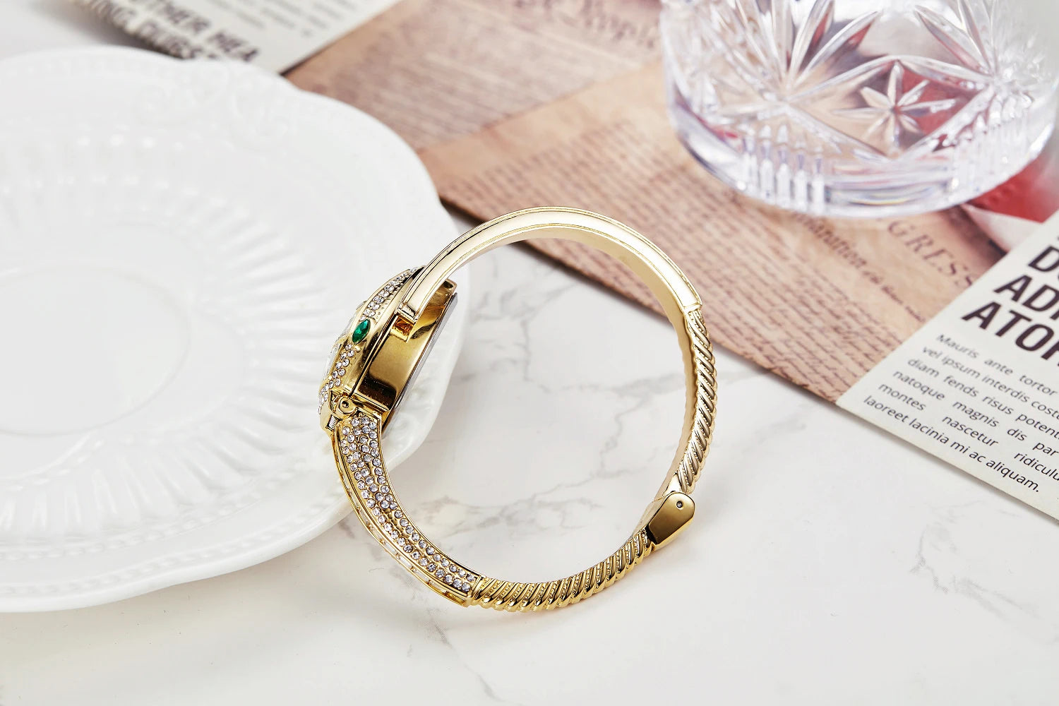 Montre bracelet “Émeraude Serpent” – Élégance audacieuse et design bijou luxueux