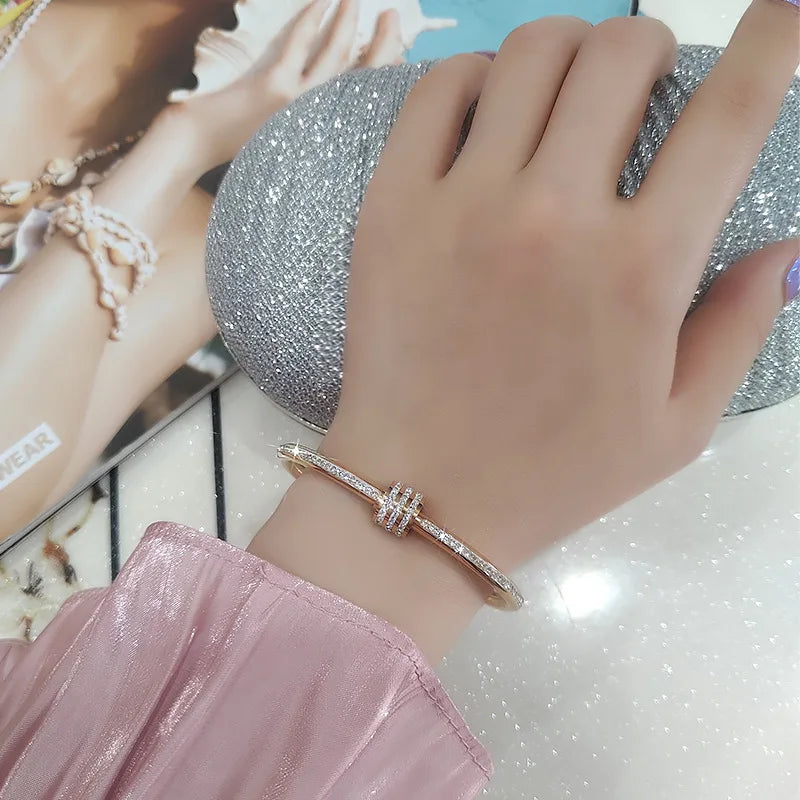 Bracelet Femme en Acier Titane Plaqué Or – Luxe Élégant avec Cristaux, Fait Main & Antioxydant