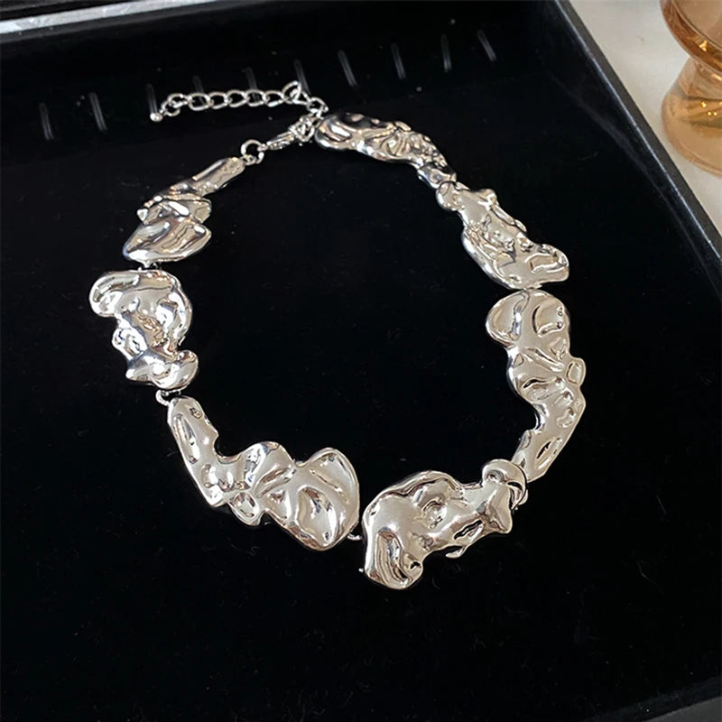 🩶 Titre :

Collier doré “Éclat Royal” – Élégance intemporelle et charme raffiné