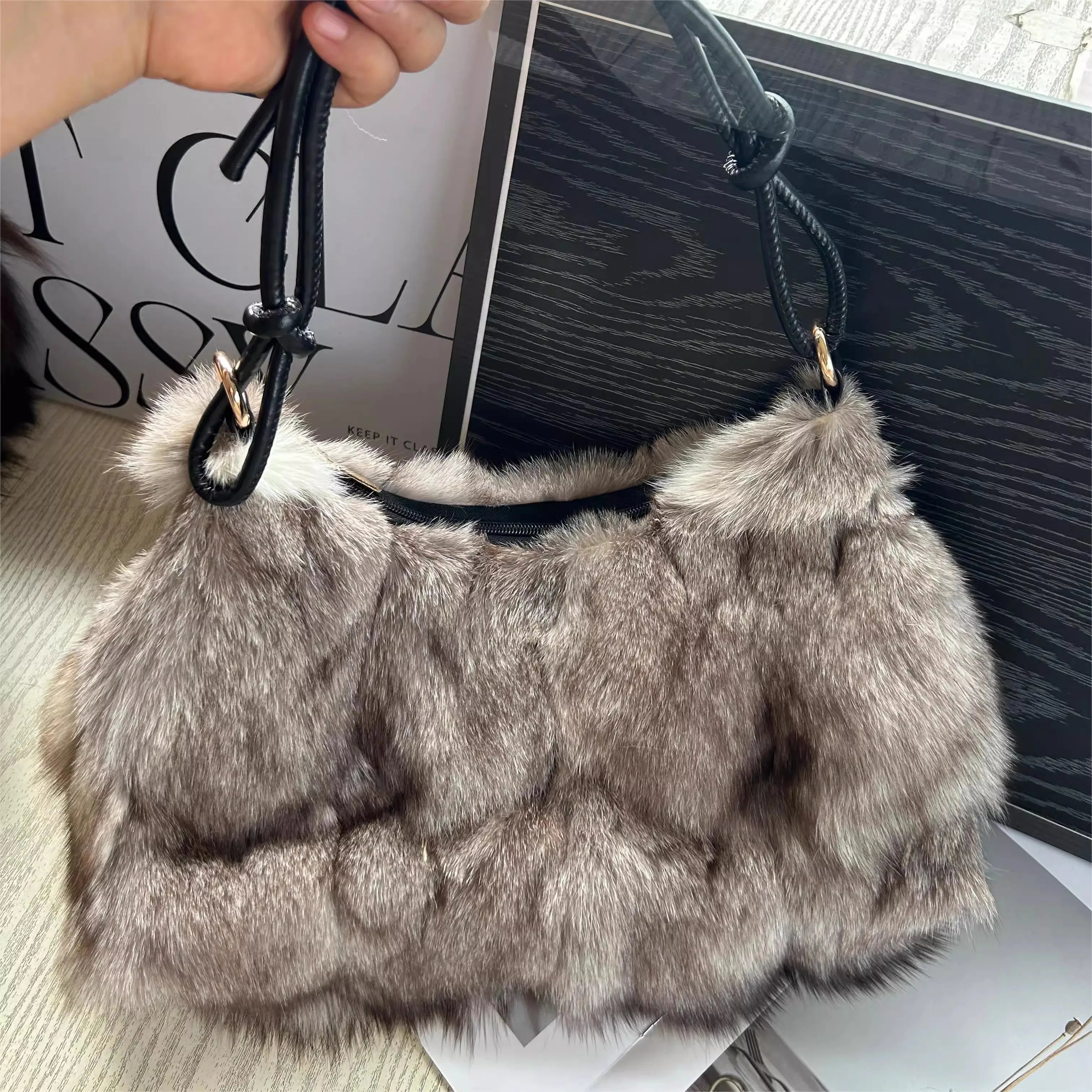 Sac à Main d’Hiver en Fausse Fourrure – Élégance & Douceur | Sac Bandoulière Femme Chic et Tendance