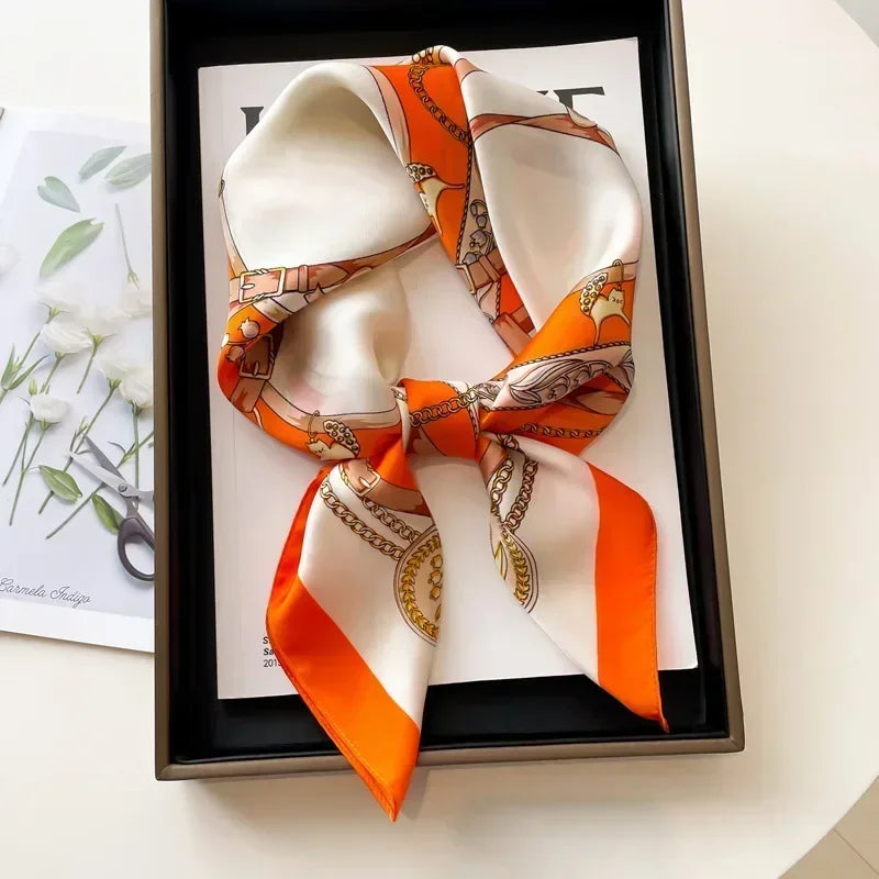 Foulard Carré Satiné Femme – Imprimé Élégant Style Soie | Accessoire Chic pour Cheveux, Cou ou Sac à Main