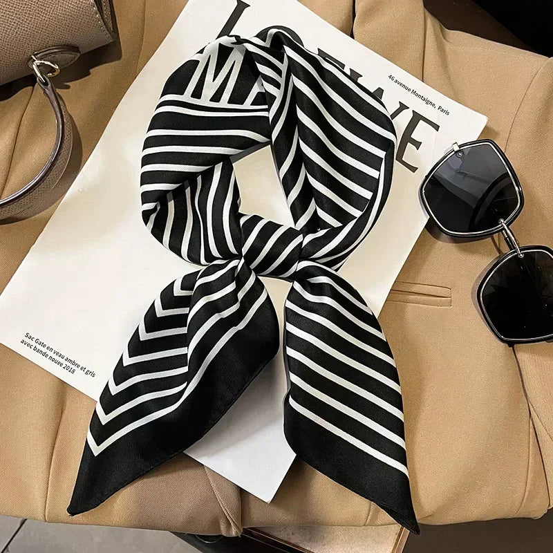 Foulard Carré Satiné Femme – Imprimé Élégant Style Soie | Accessoire Chic pour Cheveux, Cou ou Sac à Main