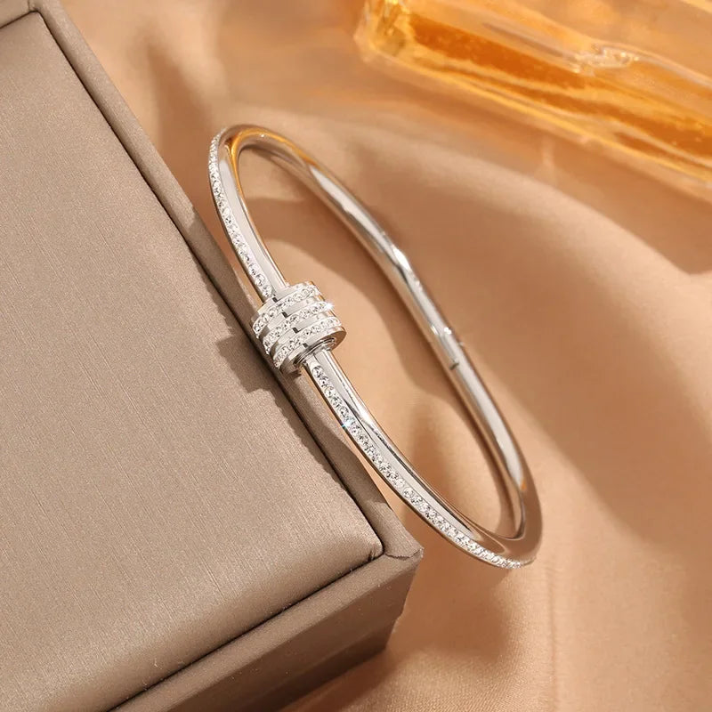 Bracelet Femme en Acier Titane Plaqué Or – Luxe Élégant avec Cristaux, Fait Main & Antioxydant